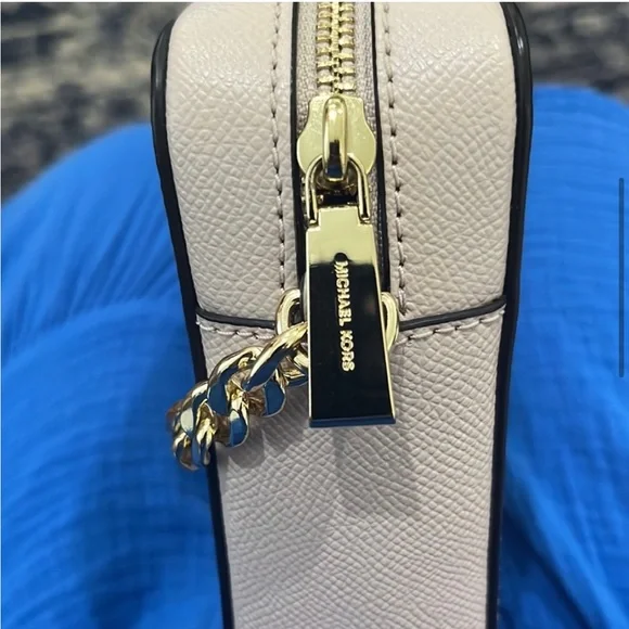 LIKE NEW!!! Michael Kors Crossbody used maybe 3 times - Pristine Condition! - Picture 3 of 8